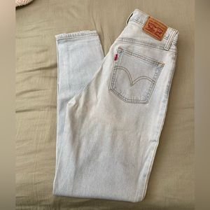 Light wash Levi’s high waisted taper size 26